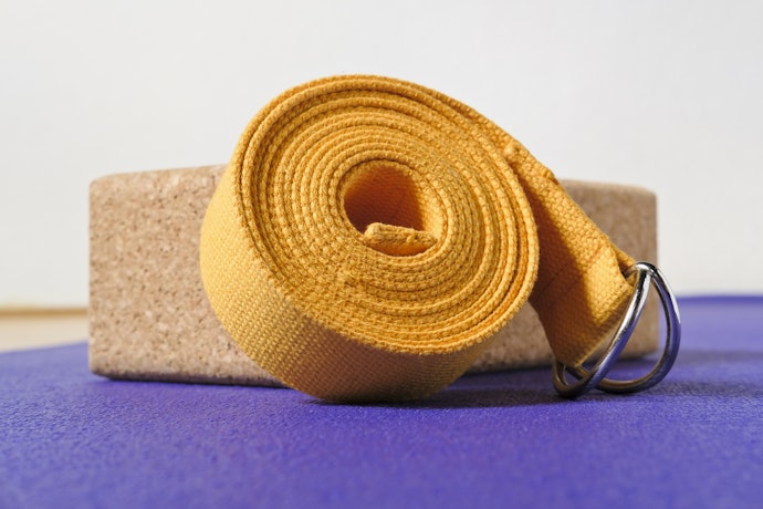 Utamakan yoga belt yang dilengkapi dengan gesper, terutama bila Anda pemula dalam yoga