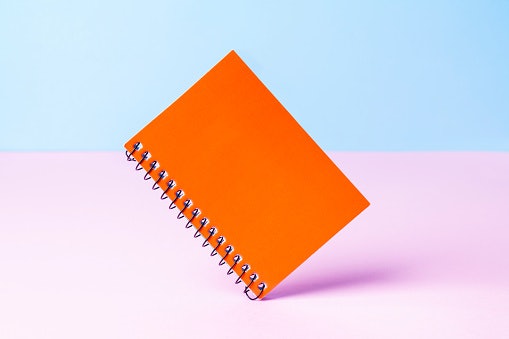 Pilih buku yang desainnya membuat Anda makin semangat menulis, misalnya yang polos atau aesthetic