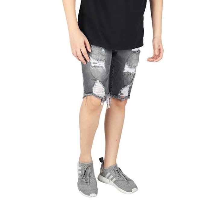 Untuk OOTD cowok kekinian, pilih celana jeans pendek pria sobek dan model slim fit