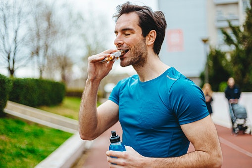 Pilih bentuk protein bar yang mudah dikonsumsi