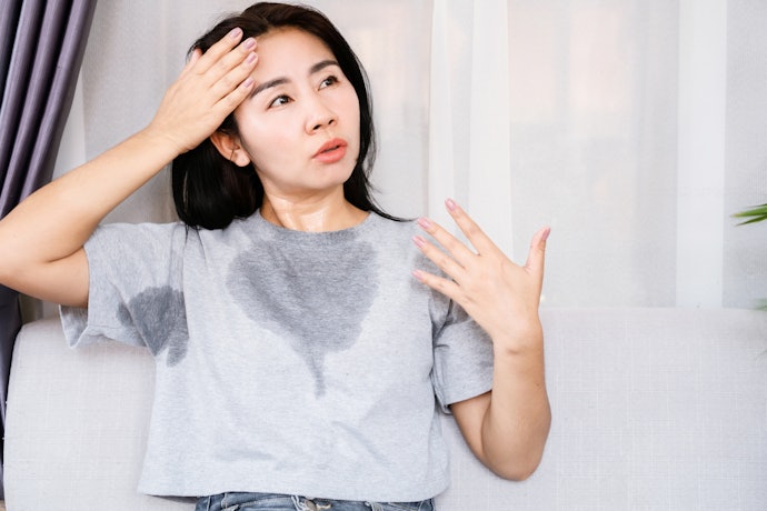 Untuk Anda yang memiliki masalah keringat berlebih, pilih deodoran cair yang mengandung antiperspiran, seperti aluminium chloride atau aluminium chlorohydrate