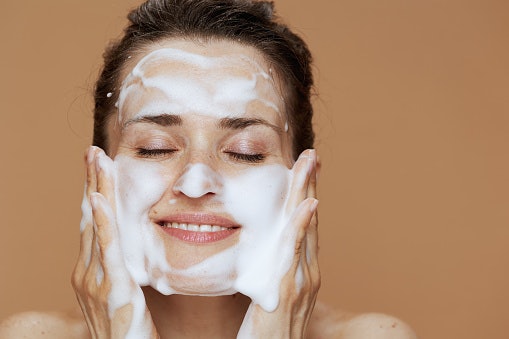 Prioritaskan facial foam yang memiliki pH 4,7-5,7 dan surfaktan yang mild