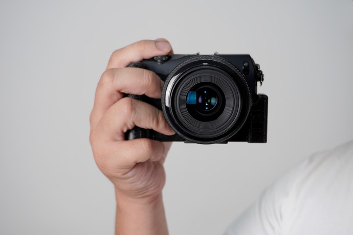 Pertimbangkan Alpha A6000, A5100, atau Cyber-shot RX100 yang lebih murah bila Anda tak mengutamakan kamera SONY terbaru