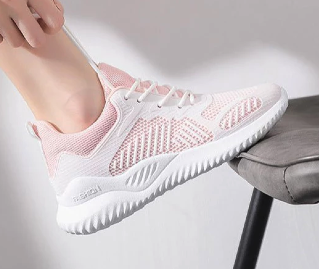 Untuk memastikan kenyamanan, cek last dan sisakan ruang sekitar 1 cm di ujung sepatu; Makin aman dengan midfoot cage