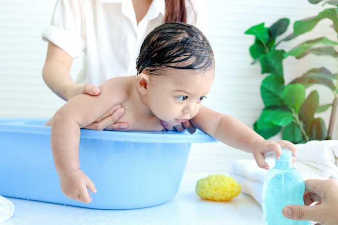 Utamakan sabun bayi tipe cair agar kelembapan kulit si kecil tetap terjaga