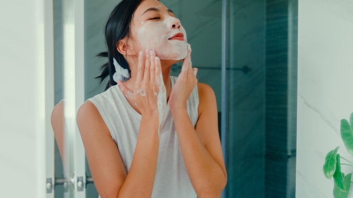 Pastikan pula keberadaan bahan eksfolian seperti AHA pada face wash untuk memberi efek mencerahkan lebih optimal