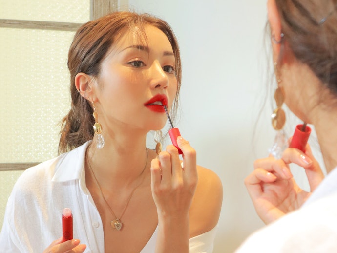 Pilih lipstik dengan daya tahan tinggi dan tidak mudah pudar