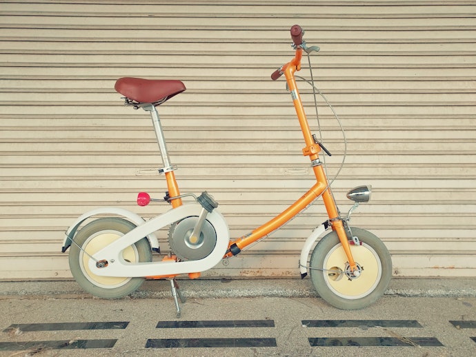 Apakah sepeda untuk transportasi sehari-hari, seperti ke sekolah? Pertimbangkan keberadaan aksesori pelengkap, seperti bel, reflektor, dan lampu