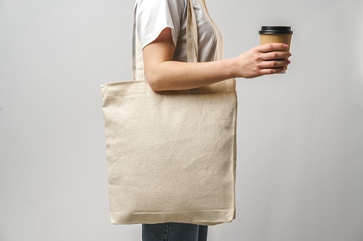 Pertimbangkan memesan tote bag kanvas custom jika ingin lebih personal