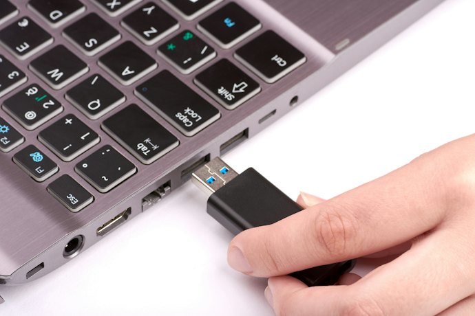 Pilih konektor USB-A untuk koneksi ke PC dan laptop