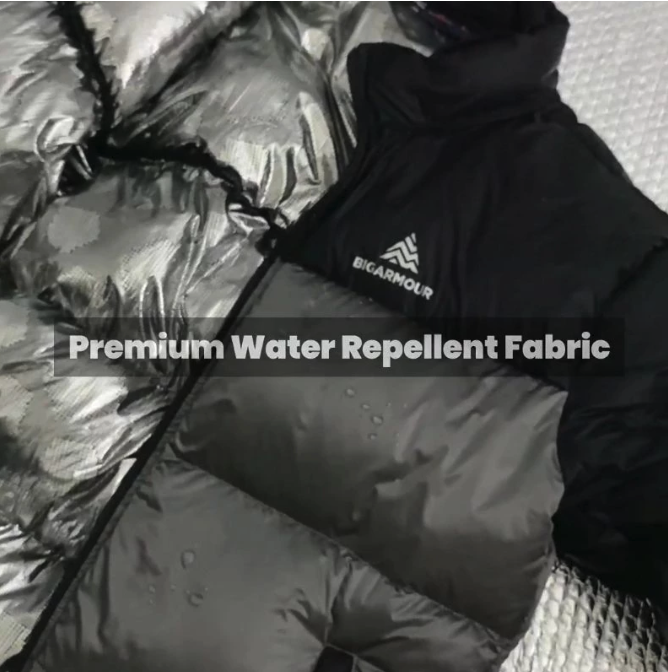 Jika sering bepergian saat hujan, periksa DWR dan tingkat ketahanan air pada shell jaket: water-repellent, water-resistant, atau waterproof