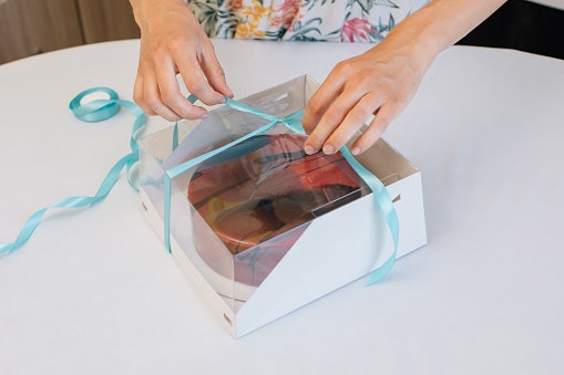 Untuk hantaran pernikahan atau acara lamaran, pilih boks mika yang elegan dan mudah dihias