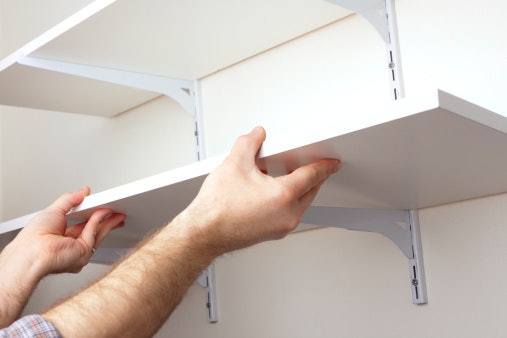 Perhatikan cara pasangnya, dengan invisible bracket, besi siku, atau double tape