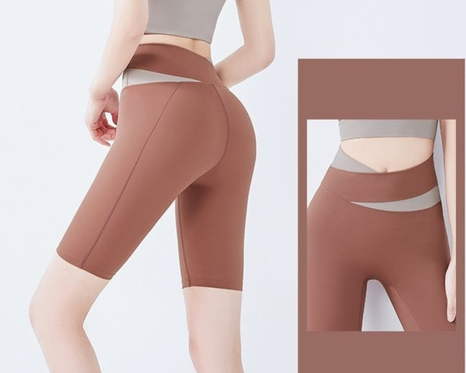 Pilih celana yoga tipe legging panjang atau pendek supaya Anda bisa lebih leluasa ketika pose