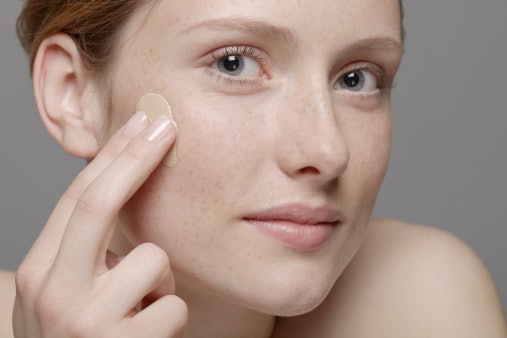 Carilah concealer dengan tambahan skincare