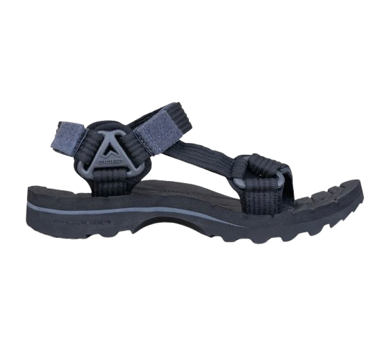 Untuk keamanan di permukaan berbatu atau licin, pilih sandal gunung dengan sol karet tebal minimal 3 mm dan pola lug
