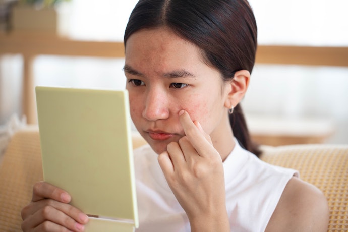 Jika remaja punya kulit sensitif, pilih yang fragrance-free dan disertai soothing agent