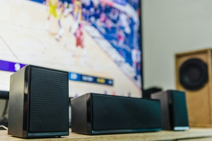 Pilih speaker dengan subwoofer atau woofer berukuran minimal 8 inch jika Anda mengutamakan suara bass