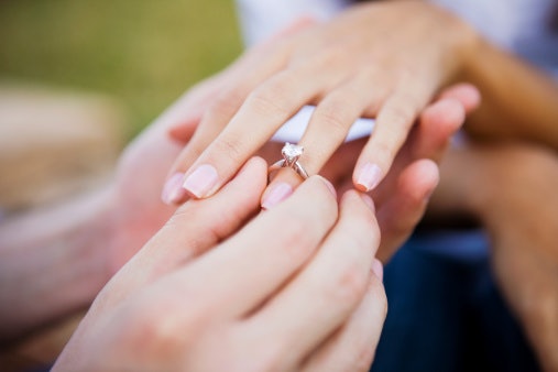 Pilih model cincin polos bila Anda ingin yang simpel atau cincin yang dihiasi batu berharga agar lebih terkesan mewah