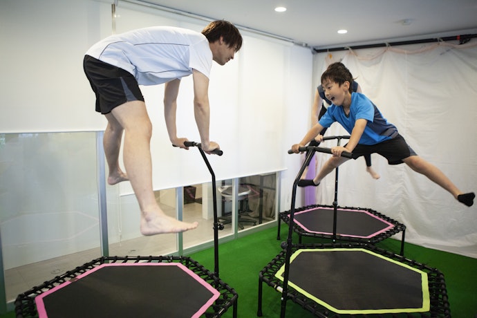 Untuk variasi olahraga, pilih trampolin yang dilengkapi dengan handle