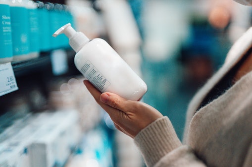 Utamakan untuk memilih shampoo anak yang berlabel "tear free formula" karena formulanya lebih mild sehingga aman untuk kulit kepala anak