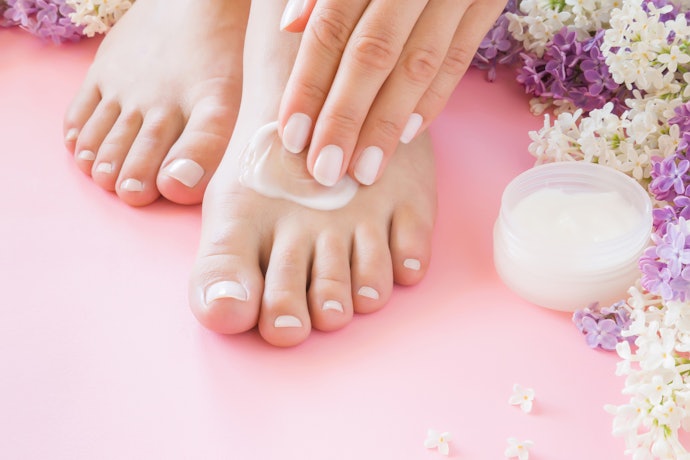 Ingin mencerahkan kaki? Pilih foot cream yang diperkaya bahan pencerah, misalnya vitamin C, vitamin E, dan minyak esensial alami