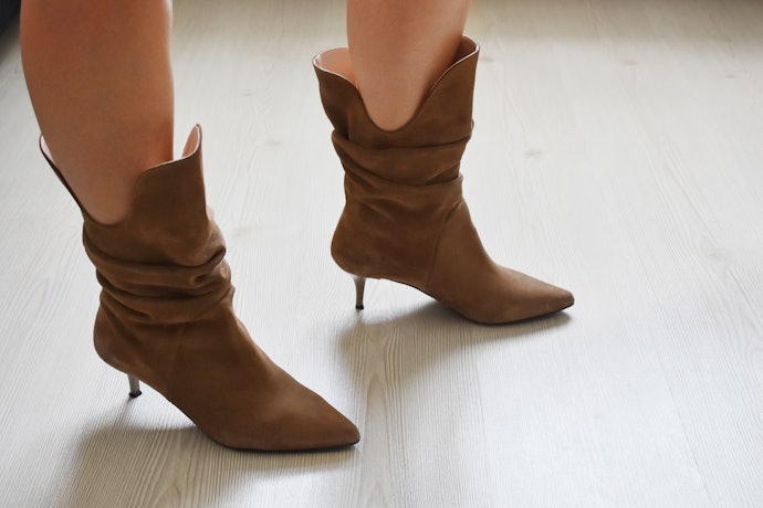 Untuk gaya kasual yang chic, pilih kitten heels mules, slingback, atau boots yang nyaman