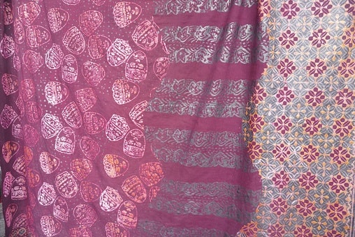 Pilih yang kombinasi agar makin modern, seperti kombinasi kain tenun dan polos atau kombinasi lurik dan batik