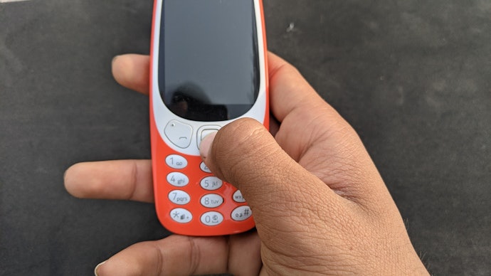 Karena hanya memiliki fungsi dasar, daya tahan baterai feature phone lebih tahan lama sehingga cocok untuk pekerja lapangan atau pehobi hiking
