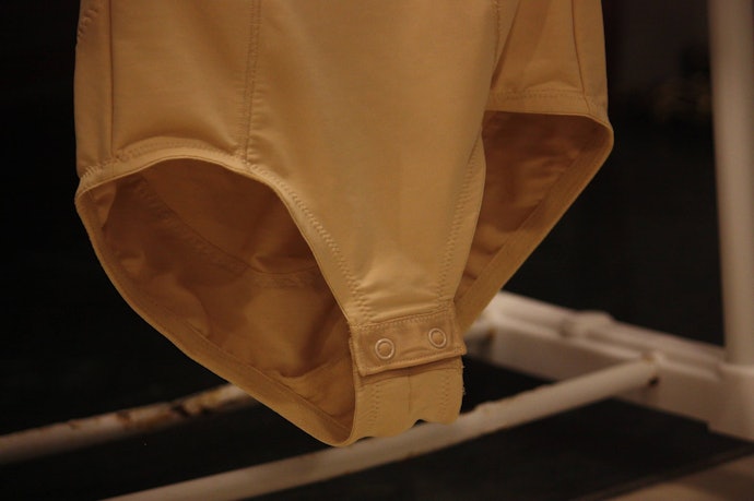 Pertimbangkan bodysuit open crotch atau kancing snap yang mudah dibuka dan nyaman dipakai ke toilet