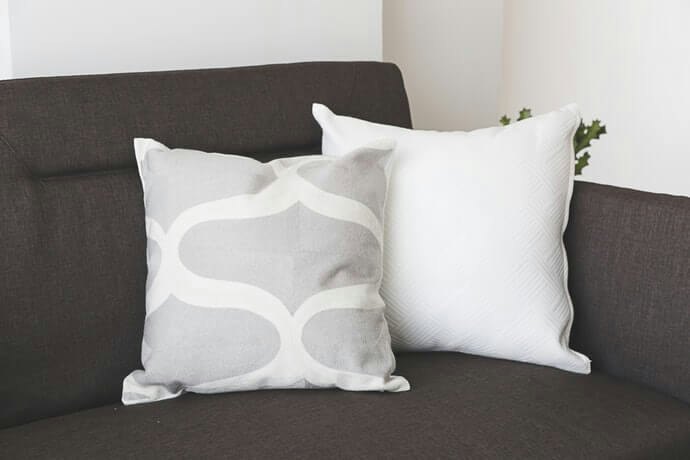 Sesuaikan dengan ukuran bantal sofa Anda