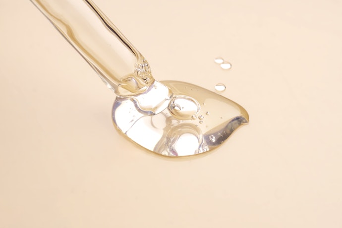Apabila Anda punya masalah noda jerawat dan flek hitam, pilih exfoliating toner yang mengandung tambahan brightening agent seperti alpha arbutin atau niacinamide