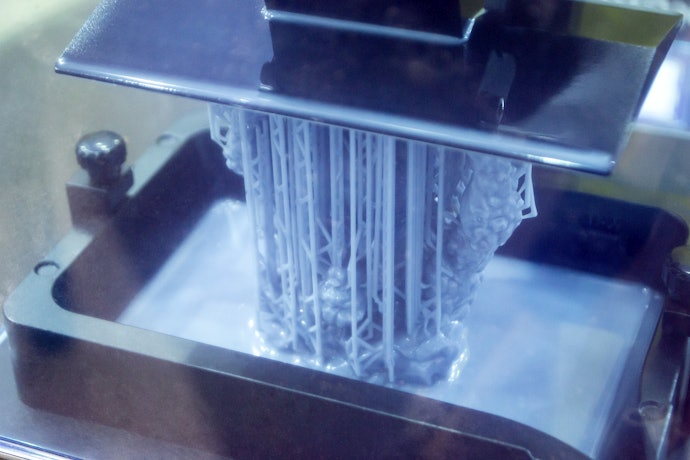 Untuk hasil cetakan dengan detail tinggi, gunakan 3d printer dengan teknologi SLA