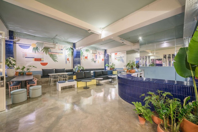 Apabila Anda gemar berfoto-foto, pilih hotel yang interiornya fotogenik seperti Temmu Co-Living dan Tab Hotel