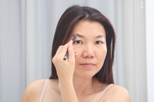 Utamakan pensil alis waterproof yang memiliki label "smudge-proof" bila Anda harus memakai makeup dalam waktu lama atau memiliki area alis yang cukup berminyak