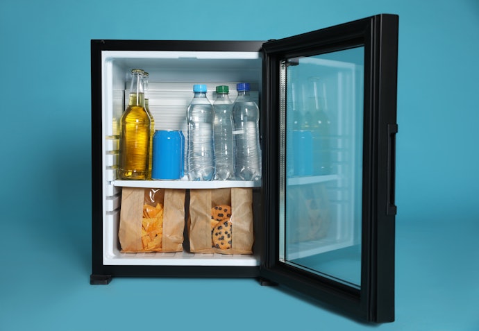 Untuk mendinginkan makanan jadi dan minuman, utamakan model kulkas minibar; Kulkas mini showcase bisa dipertimbangkan jika Anda hanya menyimpan minuman saja