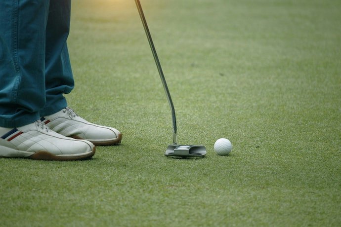 Untuk pemula, pertimbangkan sepatu golf dari kulit sintetis yang lebih mudah dirawat