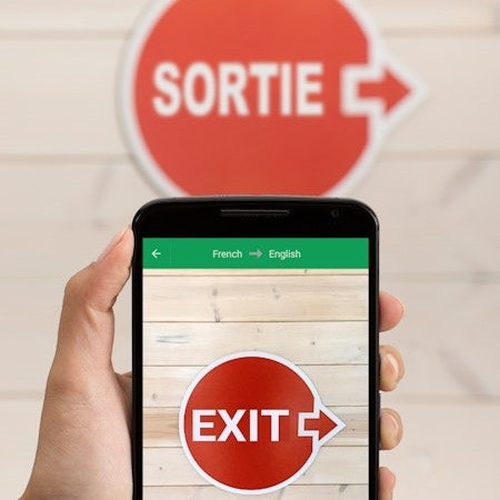 Cari kamus yang memiliki fitur camera search atau voice search untuk kepraktisan