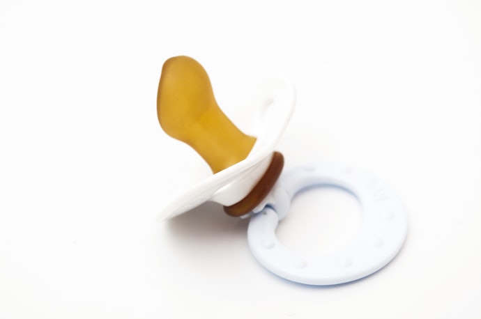 Dapatkan ukuran empeng yang sesuai dengan usia bayi, seperti S, M, atau L