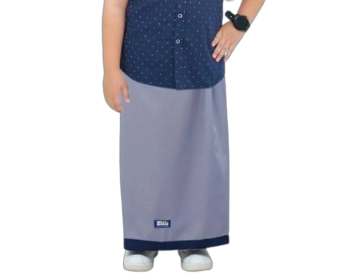 Khusus untuk anak-anak, Anda bisa mempertimbangkan sarung yang praktis dari Little Zizu