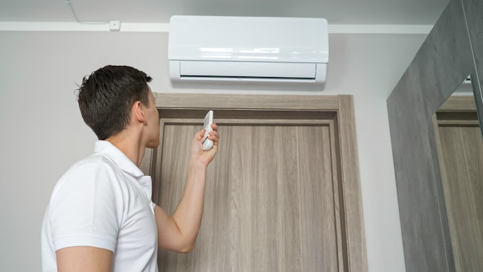 Jika Anda mengutamakan AC 1 PK low watt, cari saja yang energinya paling efisien (minimal EER 10,41 atau CSPF 3,4 ke atas)