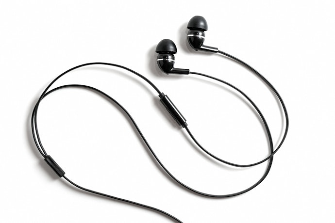Agar efektif meredam suara bising, gunakan earphone dengan Active Noise Cancelling (ANC)