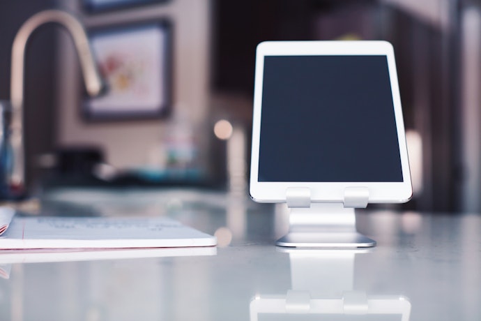 Periksa bahannya bila Anda ingin tampil stylish, seperti stand aluminium yang menyatu dengan iPad