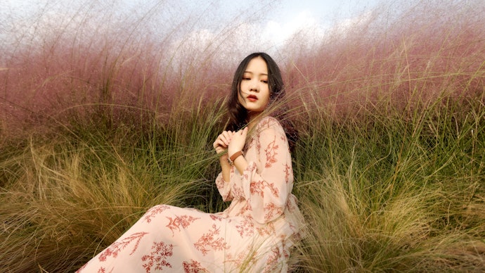 Pilih dress floral simpel berwarna soft untuk tampil manis ala vintage Korean style