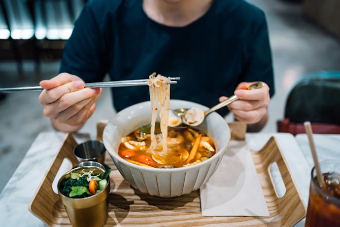Pertimbangkan bumbu tomyam instan asli Thailand untuk rasa yang lebih autentik