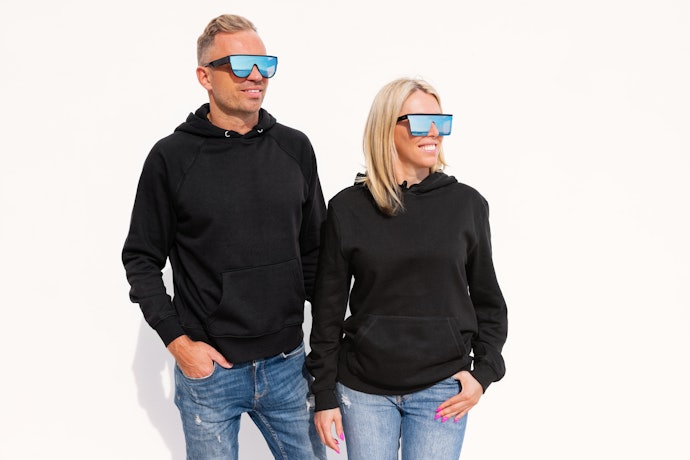 Cari hoodie hitam unisex atau hoodie couple yang bisa dipakai pria