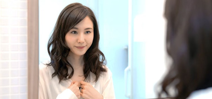 Utamakan sampo Dove dengan kandungan keratin seperti varian Perawatan Rambut Rusak Serum Sampo untuk rambut rusak dan kering