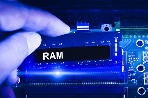 Untuk kelancaran dalam pemakaian sehari-hari, utamakan RAM 16 GB dan storage tipe SSD