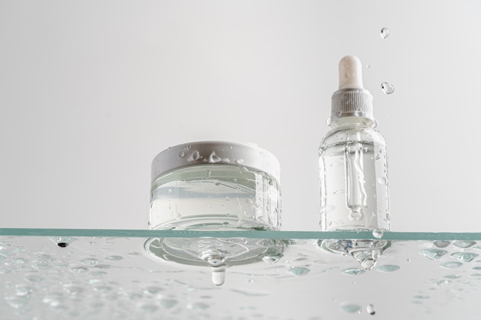 Untuk mencerahkan kulit kusam, cari serum dengan tambahan brightening agent, seperti vitamin C dan licorice extract