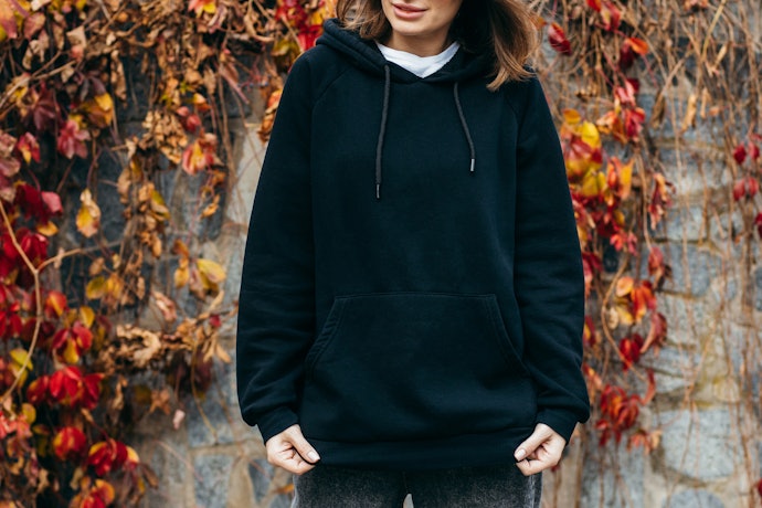 Agar lebih keren, kenakan model oversized dan cropped hoodie yang kekinian